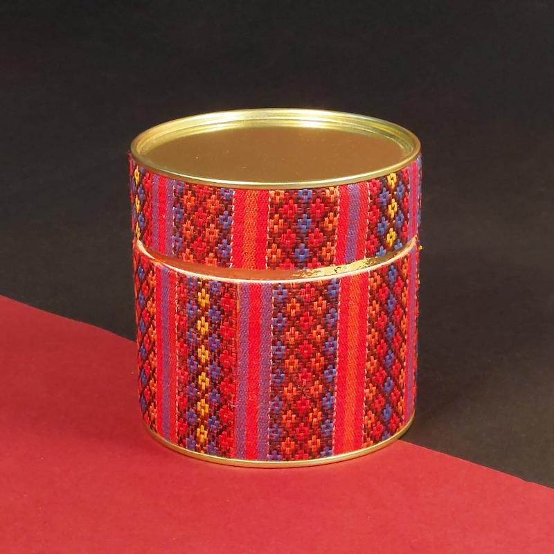 جعبه هدیه کوبه استودیو با تزیین پارچه طرح گلیم ، koobe studio gift box