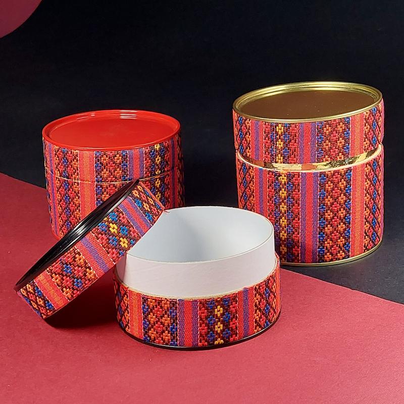 جعبه هدیه کوبه استودیو با تزیین پارچه طرح گلیم ، koobe studio gift box