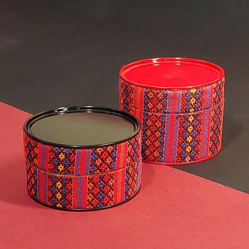 جعبه هدیه کوبه استودیو با تزیین پارچه طرح گلیم ، koobe studio gift box
