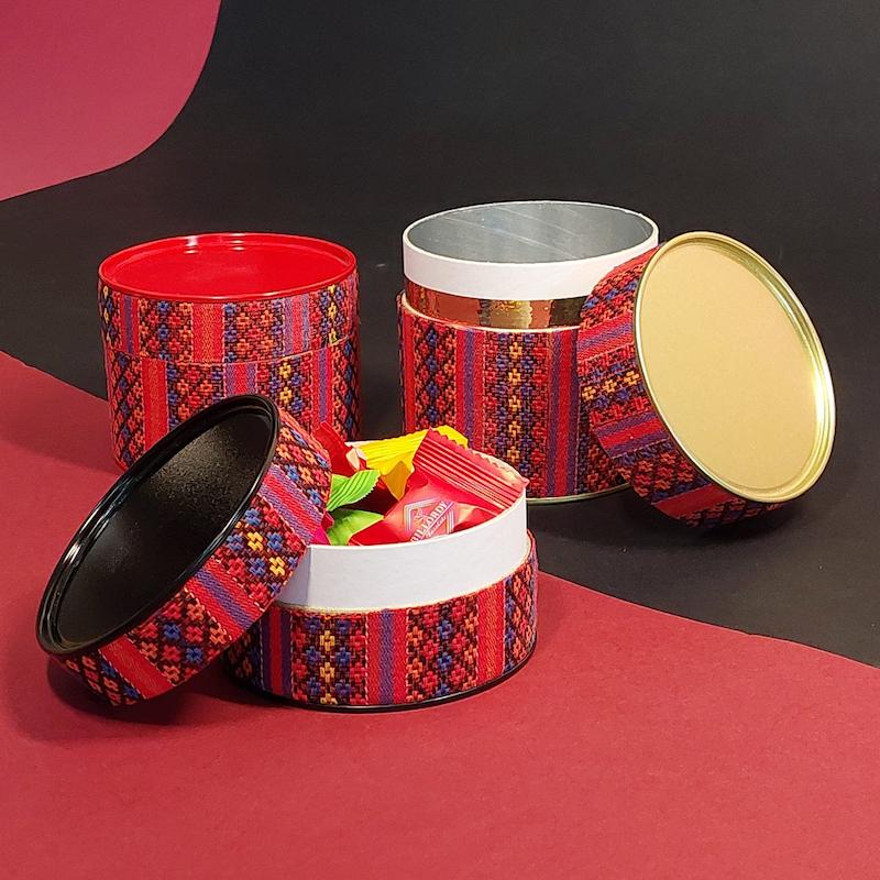 جعبه هدیه کوبه استودیو با تزیین پارچه طرح گلیم ، koobe studio gift box