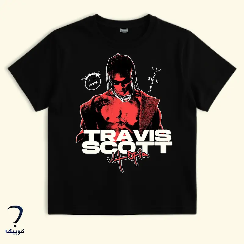 تیشرت مشکی نخی با چاپ گرافیکی الهام گرفته از Travis Scott و Astroworld/Utopia، با نمای Flat Lay Front و جزئیات یقه و آستین، زیر نور سرد ۴۵ درجه از بالا‑چپ و پس‌زمینه‌ی Charcoal Gradient؛ نشانگر استایل Futuristic Urban و فرهنگ هیپ‌هاپ مدرن.