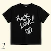 تیشرت مشکی نخی با چاپ گرافیکی “Poison F*ck Love” الهام گرفته از XXXTENTACION، با نمای Flat Lay Front و جزئیات یقه و آستین