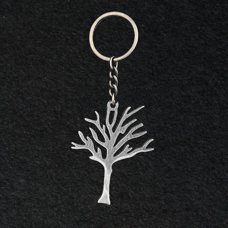 جاسوییچی درخت تنتاسیون XXXTentacion استیل ضد زنگ با طراحی نماد درخت زندگی در رنگ نقره‌ای‑دودی و سطح برس‌خورده در سبک هیپ‑هاپ و نمادین