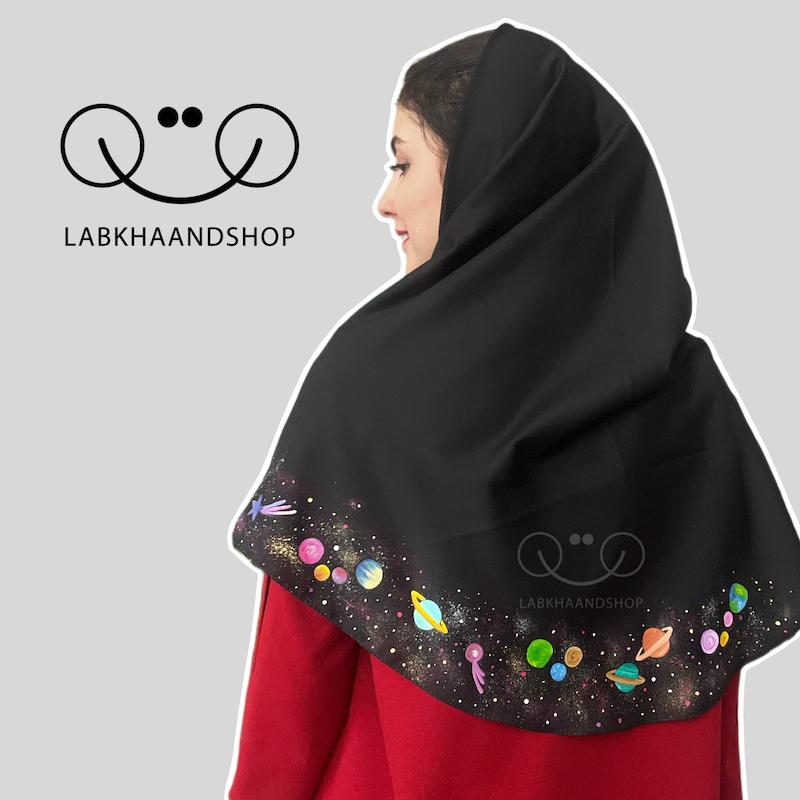 طرح کهکشانی نقاشی (یک طرف مقنعه از پهلو تا پشت مقنعه نقاشی شده)