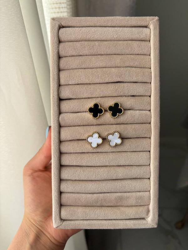 گوشواره ونکلیف سفید و مشکی 