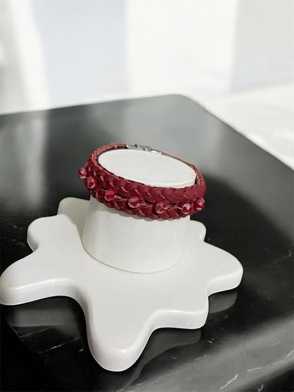 دستبند زنانه چرم طبیعی طرح نگینی  کد۳۳۳۵۰۶۴ 