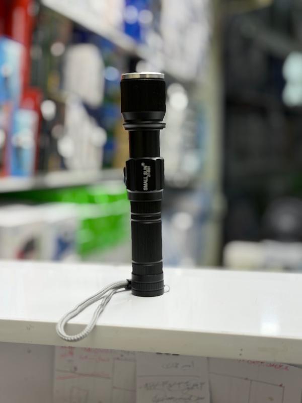 چراغ قوه دستی اسمال سان مدل ZY-S001 نور مهتابی و باطری 18650 قابل تعویض و نشانگر شارژ دیجیتال