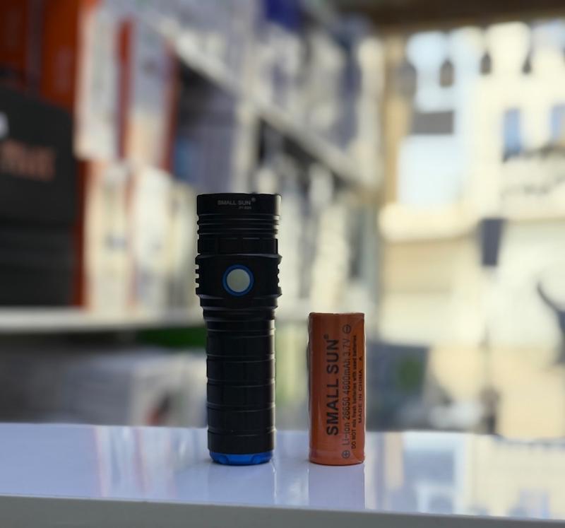 چراغ قوه دستی اسمال سان مدل ZY-E20 با نور LED و شدت ۲۰۰ لومن با باطری 26650 قابل تعویض