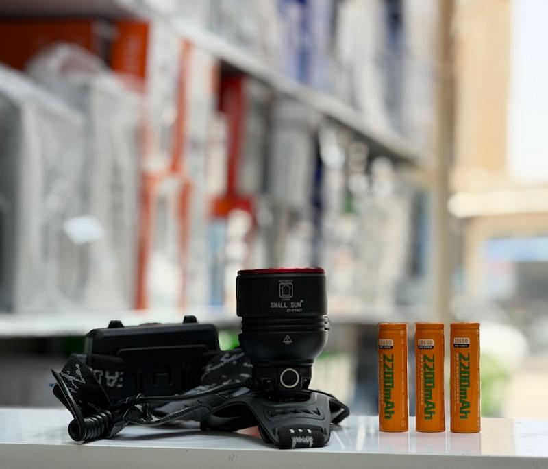چراغ پیشانی اسمال سان مدل ZY-F786T ۲۰۰۰ لومن LED زوم دار با سه باطری قابل تعویض و نشانگر درصد شارژ