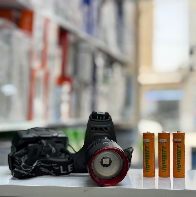 چراغ پیشانی اسمال سان مدل ZY-F786T ۲۰۰۰ لومن LED زوم دار با سه باطری قابل تعویض و نشانگر درصد شارژ