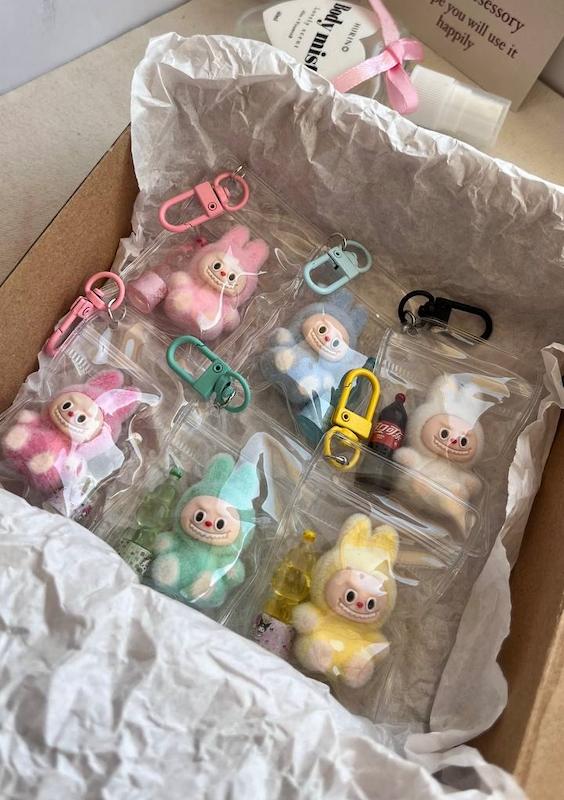 آویز لبوبو نشسته💗