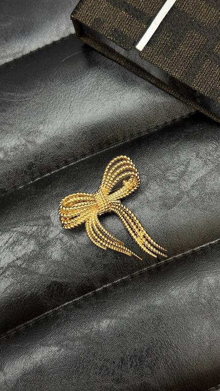 سنجاق سینه سری پاپیون کد 555