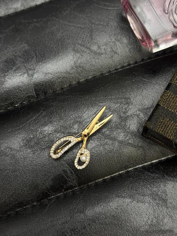 سنجاق سینه سری کاری کد 557