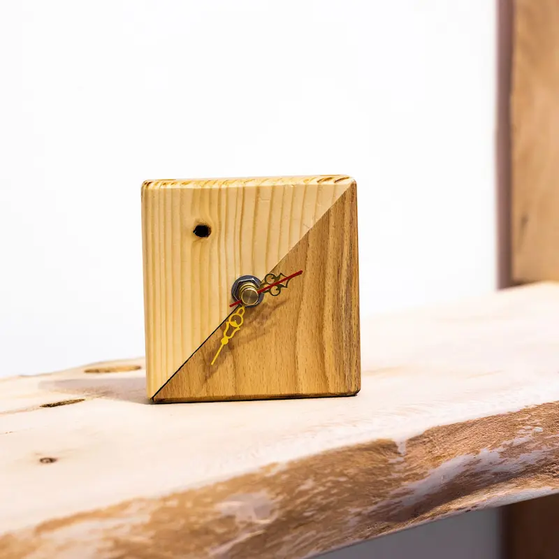 ساعت رومیزی چوبی مناسب هدایای سازمانی تبلیغاتی نمایشگاهی 