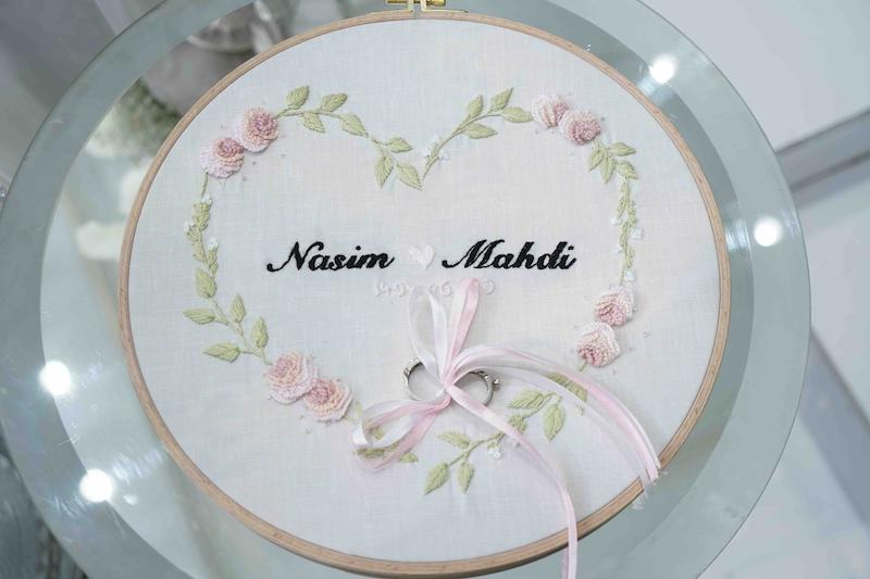 دیوارکوب گلدوزی اختصاصی عروس و داماد | استند حلقه با نام و تاریخ عقد
