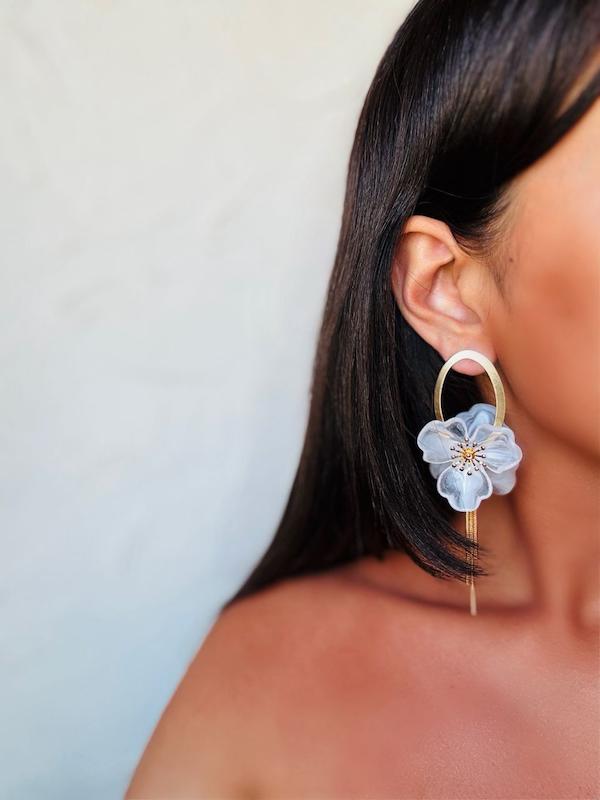 گوشواره گل شیشه ای اویز دار