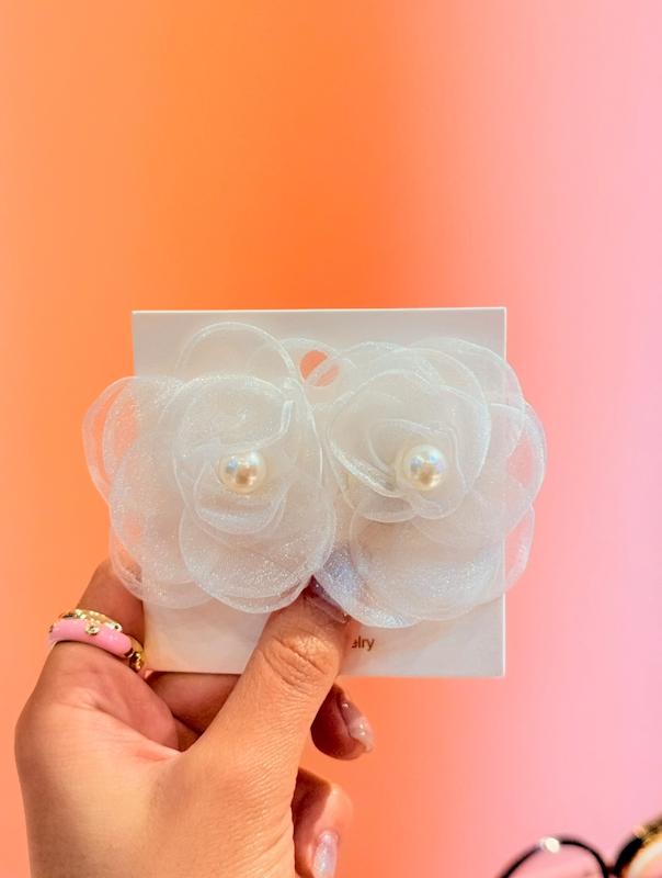 گوشواره گل فشن حرير پفكي شيري