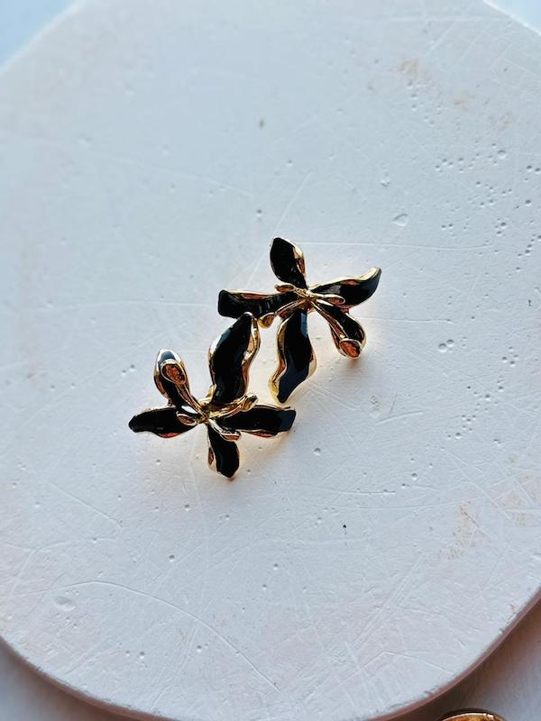 گوشواره گل میناکاری مشکی