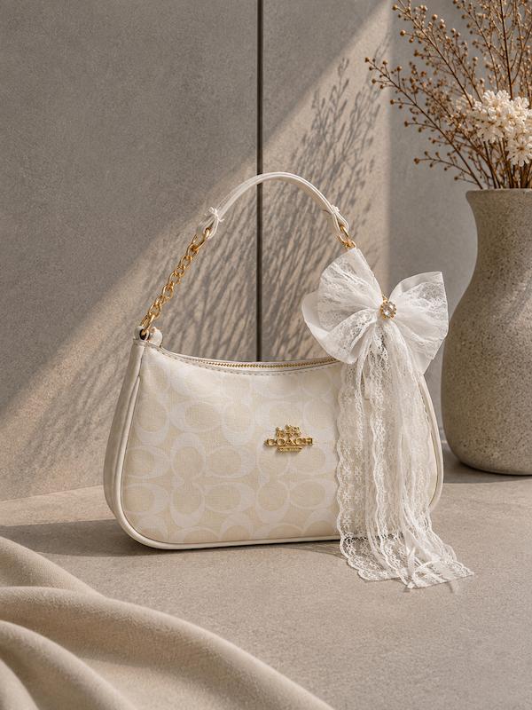 کیف دستی برند کوچ COACH همراه با چارم بگ پاپیون