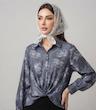 شومیز ساتن طرح دار پایین گره