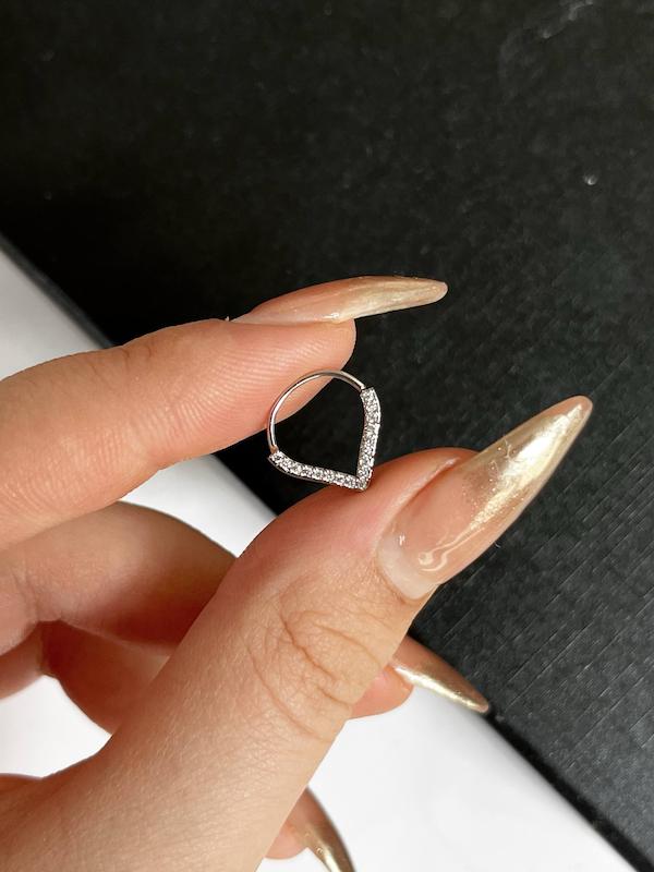 پیرسینگ جواهری v شکل