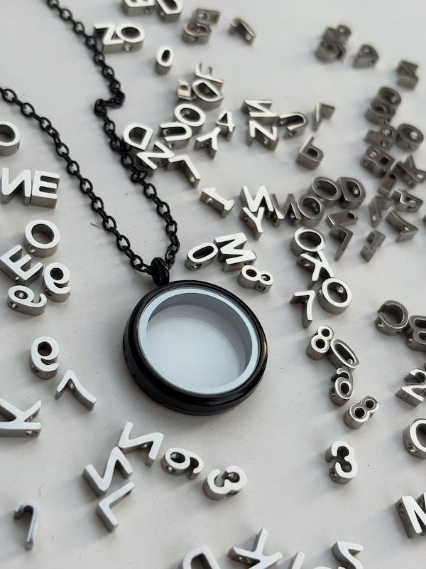 لاکت شیشه ای  با حروف دلخواه(مشکی)