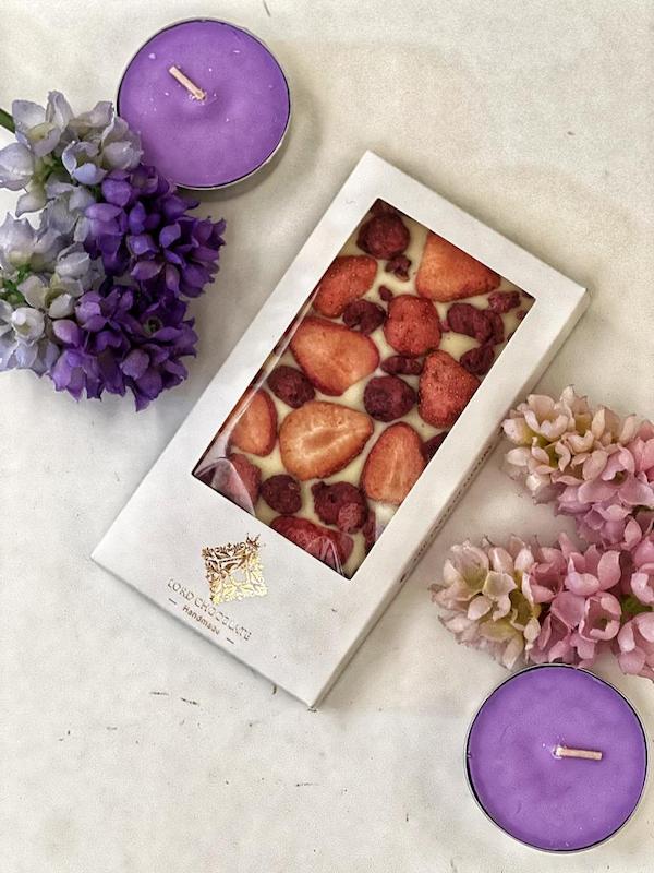 شکلات سفید با توت فرنگی