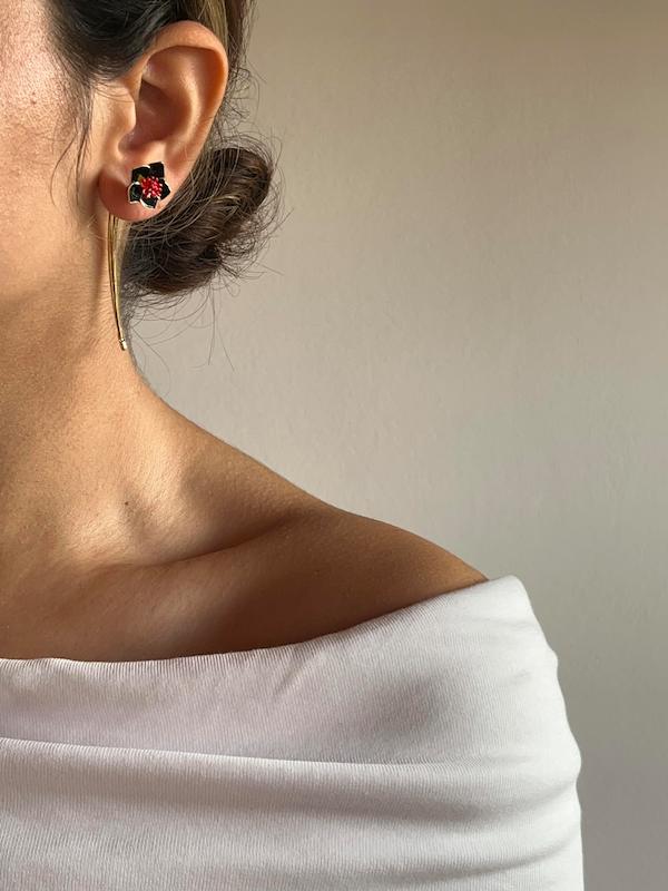 گوشواره گل مشکی با اویز طلایی