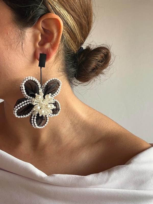 گوشواره گل توری مشکی با مروارید 