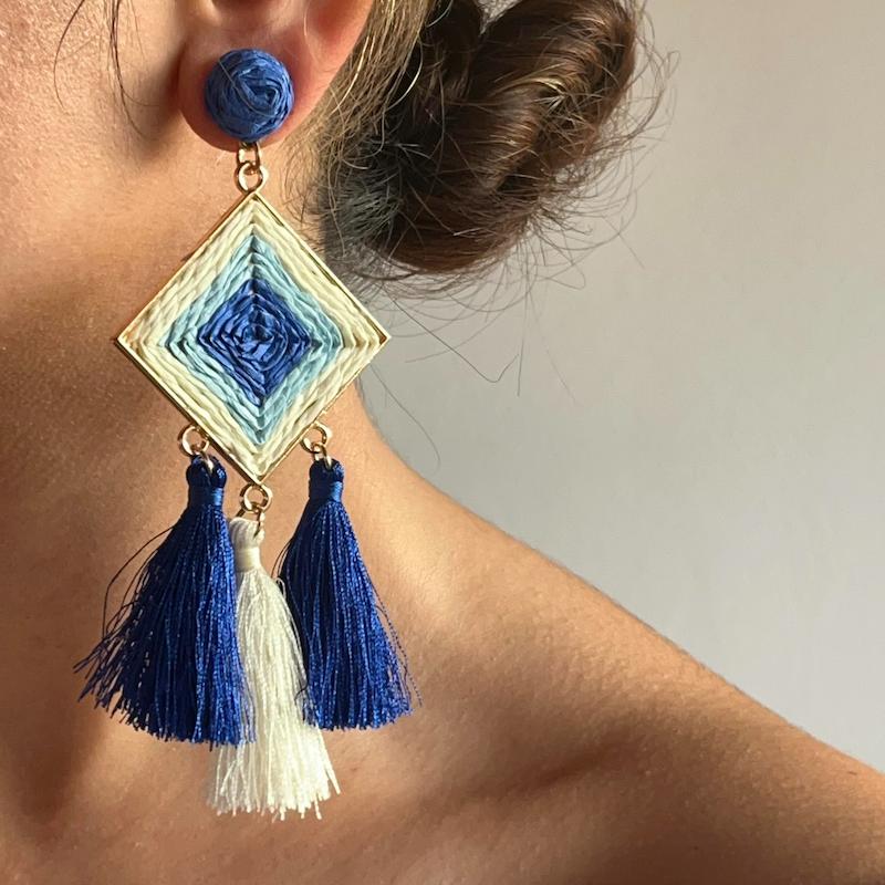 گوشواره کنفی آویز دار سفید آبی 