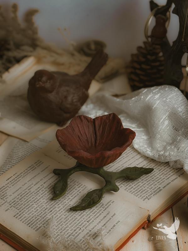 ظرف گل قرمز