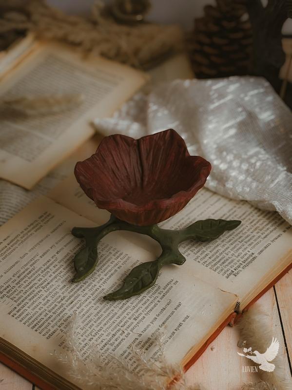 ظرف گل قرمز