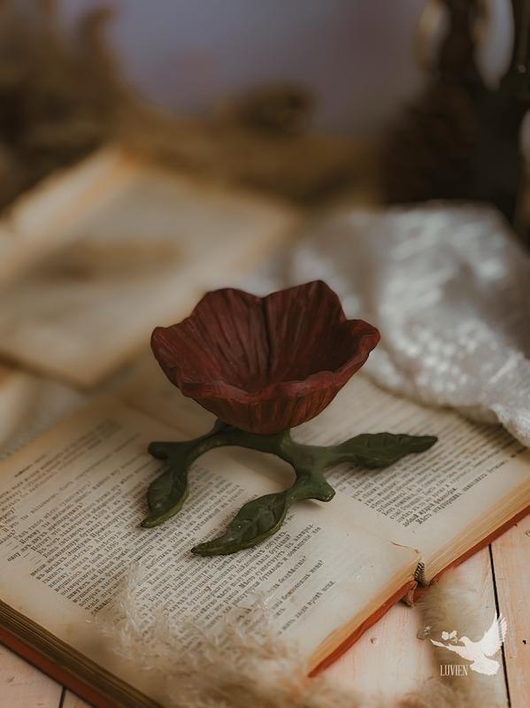 ظرف گل قرمز