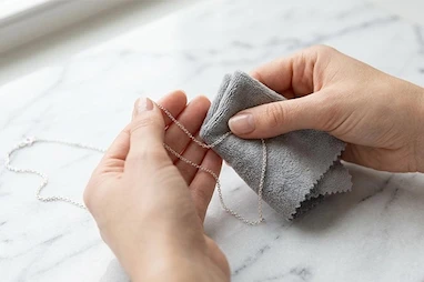 چگونه از زیورآلات نقره نگهداری کنیم؟ راهنمای کامل مراقبت از نقره