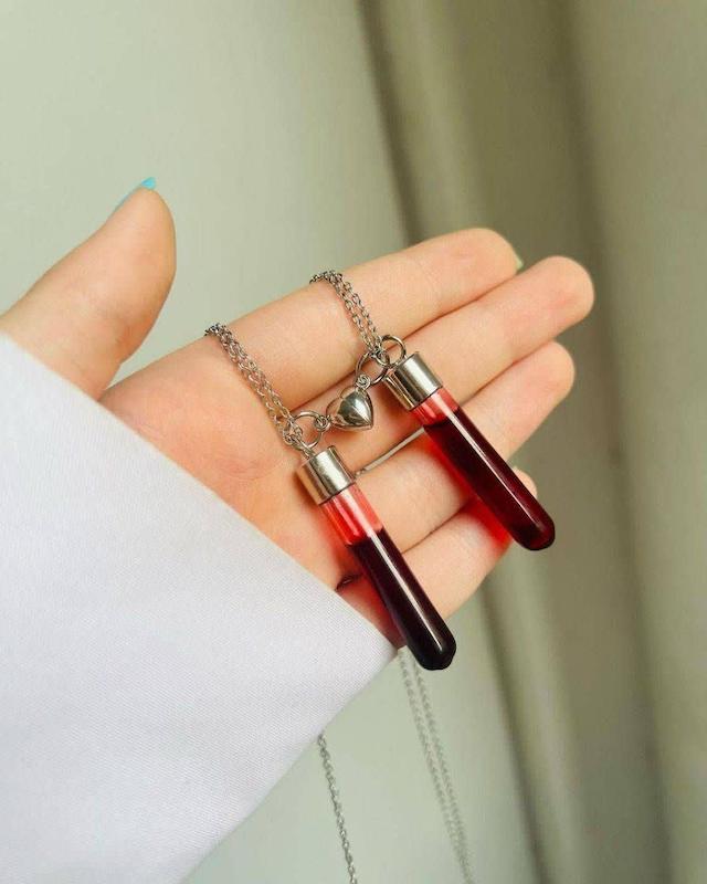 گردنبند بطری خون مگنتی