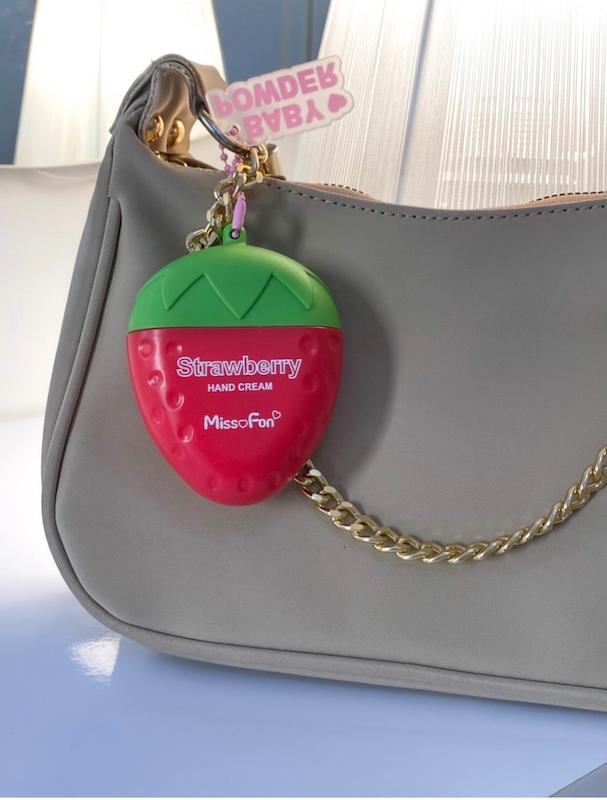 کرم دست توت فرنگی آویزدار 🍓