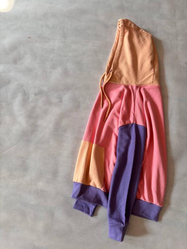 هودی داخل حوله ای مدادرنگی