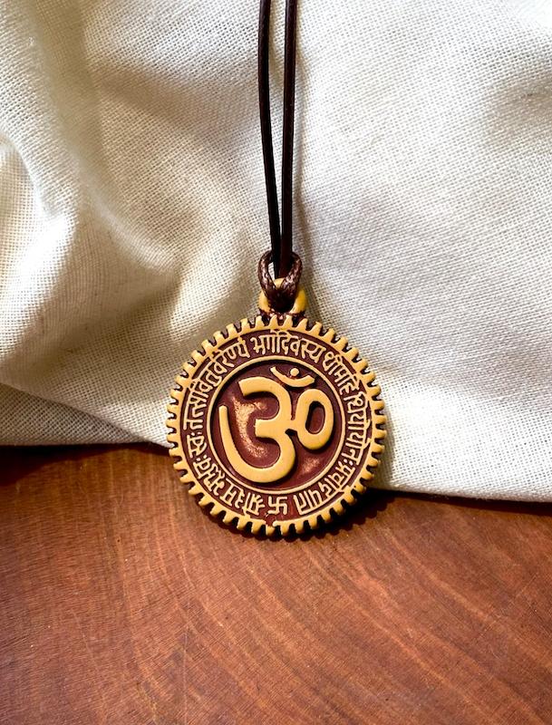 گردنبند اُم