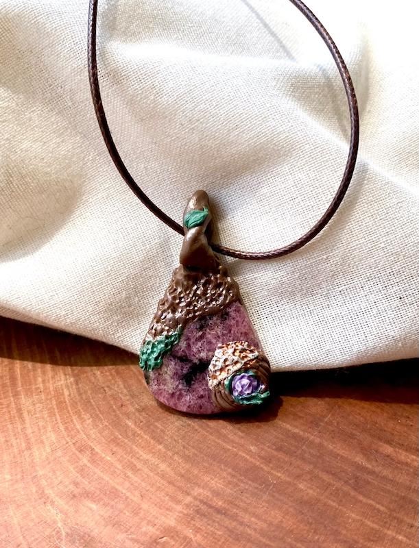 گردنبند سنگ رودونیت