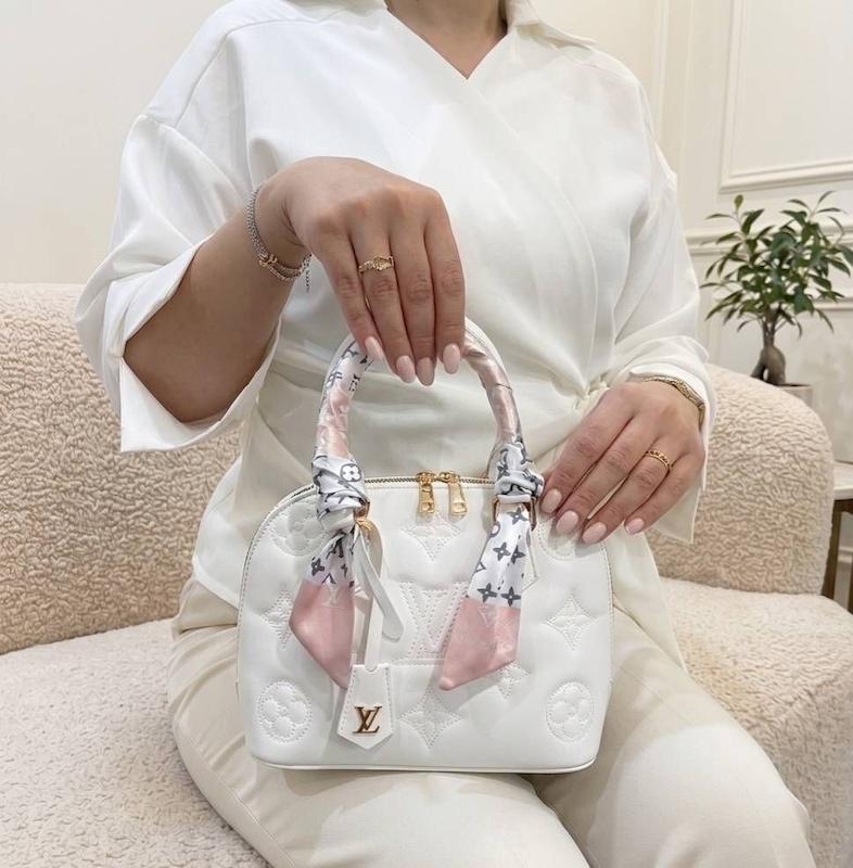 کیف دوشی زنانه طرح وی ال