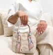 کیف دوشی زنانه طرح وی ال