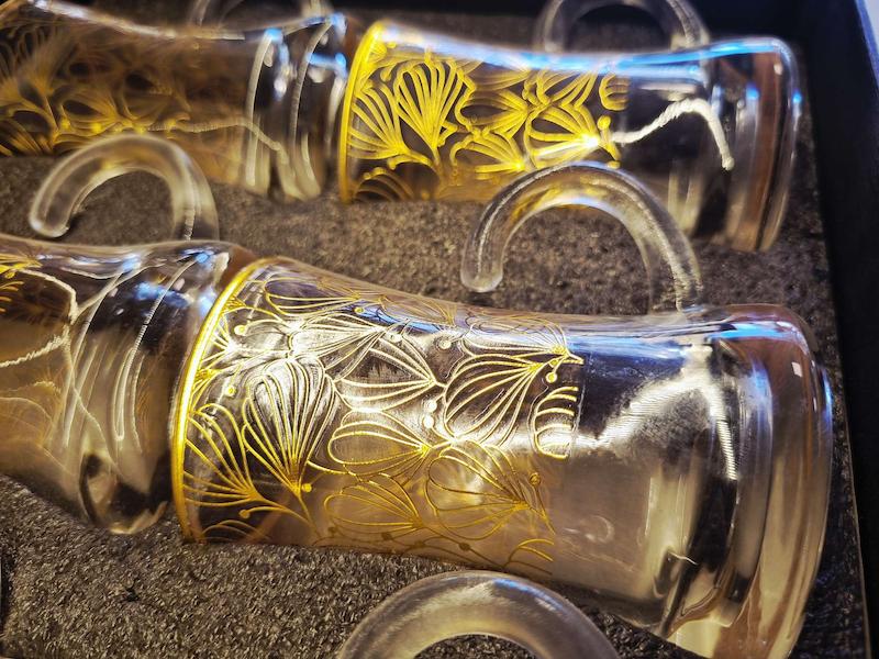 فنجان و نعلبکی طرح طلا (بادکنک)