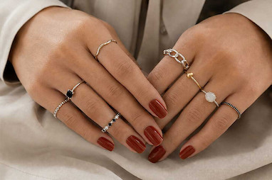 چگونه چند انگشتر را با هم ست کنیم؟ راهنمای کامل استایل چند انگشتر (Ring Stacking)