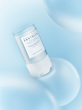 ضد آفتاب استیکی SKIN1004 Hyalu-Cica روی پس‌زمینه آبی