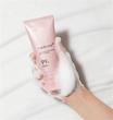 فوم شستشوی مدی کیوب PDRN Pink Niacinamide در دست همراه کف
