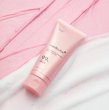 فوم شستشوی مدی کیوب PDRN Pink Niacinamide روی سطح صورتی