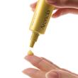 بوستر رتینال آرنسیا Retinal Booster Shot با نمایش بافت روی انگشت