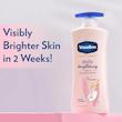 لوسیون بدن وازلین Daily Brightening در تصویر تبلیغاتی