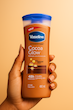 لوسیون بدن وازلین Cocoa Glow در دست