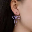 گوشواره پاپیونی روی گوش